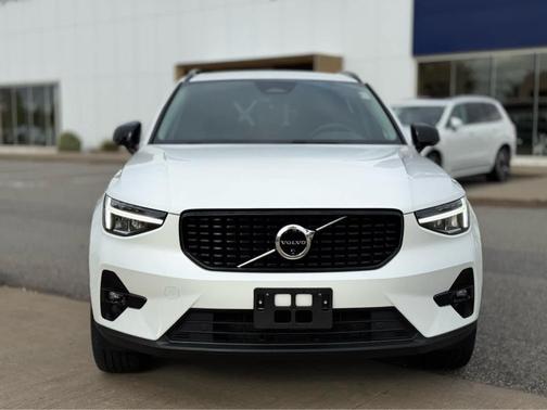 2024 Volvo XC40 B5 Plus Dark Theme
