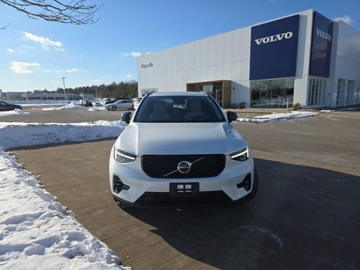 2024 Volvo XC40 B5 Plus Dark Theme