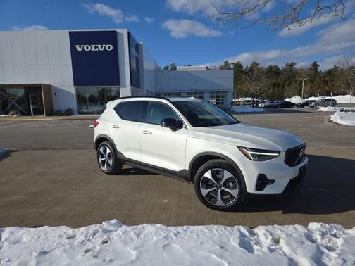 2024 Volvo XC40 B5 Plus Dark Theme