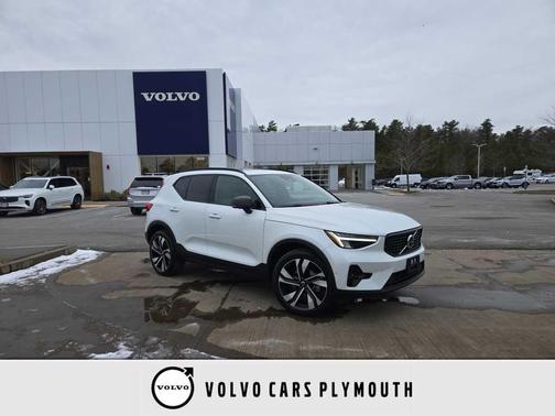 2023 Volvo XC40 B5 Plus Dark Theme