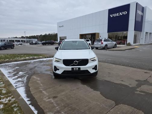 2023 Volvo XC40 B5 Plus Dark Theme
