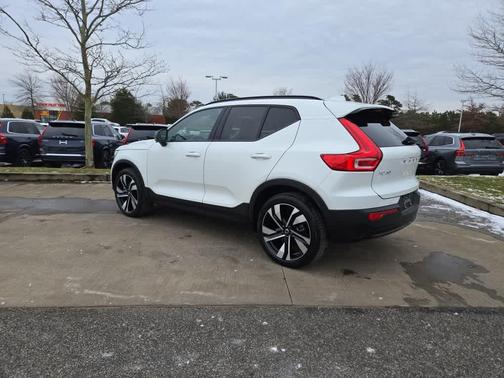 2023 Volvo XC40 B5 Plus Dark Theme