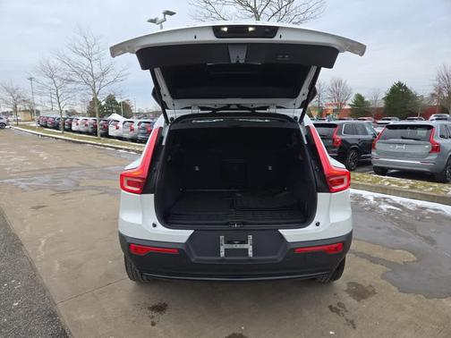 2023 Volvo XC40 B5 Plus Dark Theme