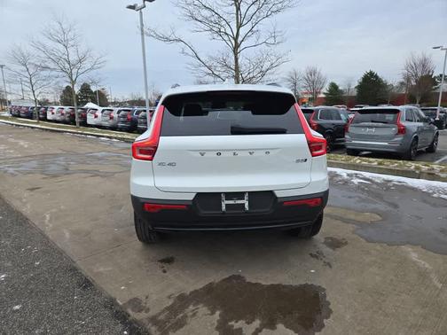 2023 Volvo XC40 B5 Plus Dark Theme