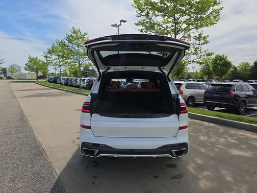 Mineral White Metallic 2023 BMW X7 xDrive40i