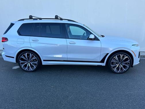 Mineral White Metallic 2023 BMW X7 xDrive40i