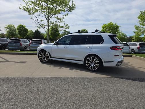 Mineral White Metallic 2023 BMW X7 xDrive40i