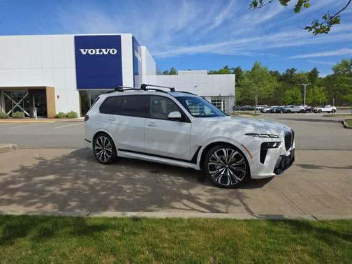 Mineral White Metallic 2023 BMW X7 xDrive40i