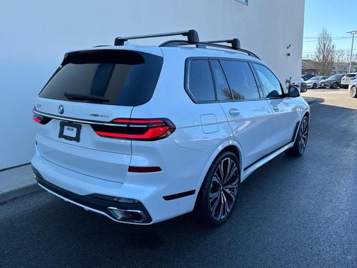 Mineral White Metallic 2023 BMW X7 xDrive40i