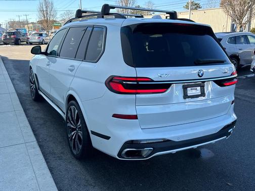 Mineral White Metallic 2023 BMW X7 xDrive40i