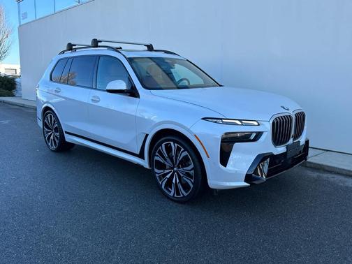 Mineral White Metallic 2023 BMW X7 xDrive40i