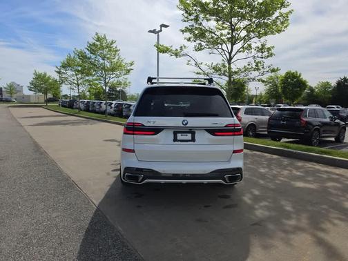 Mineral White Metallic 2023 BMW X7 xDrive40i