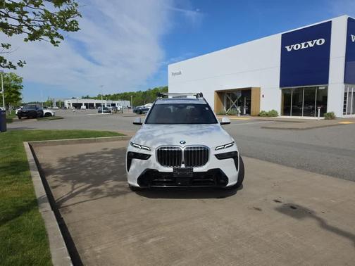 Mineral White Metallic 2023 BMW X7 xDrive40i