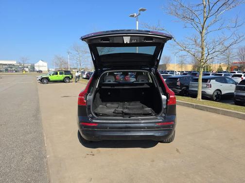 Onyx Black Metallic 2023 Volvo XC60 B5 Core