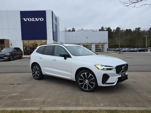2023 Volvo XC60 B5 Plus Dark Theme