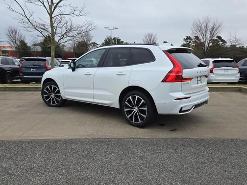 2023 Volvo XC60 B5 Plus Dark Theme