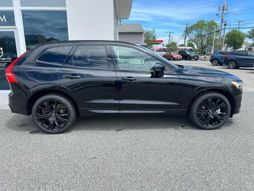 2025 Volvo XC60 B5 Ultra Black Edition