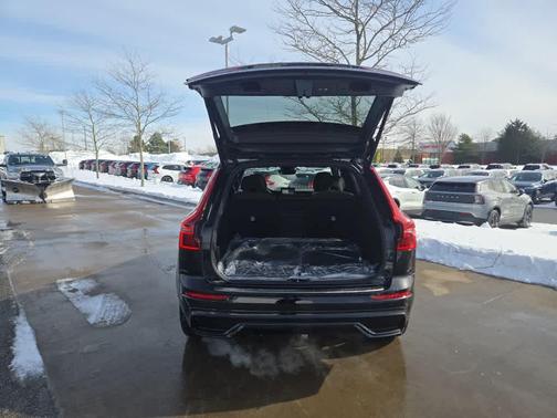 2026 Volvo XC60 B5 Ultra Black Edition