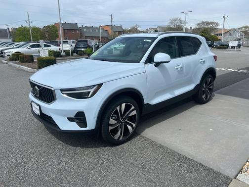 2025 Volvo XC40 B5 Ultra Bright Theme
