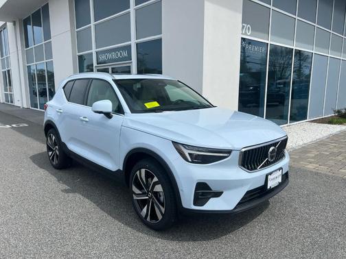 2025 Volvo XC40 B5 Ultra Bright Theme