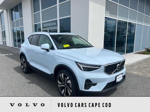 2025 Volvo XC40 B5 Ultra Bright Theme