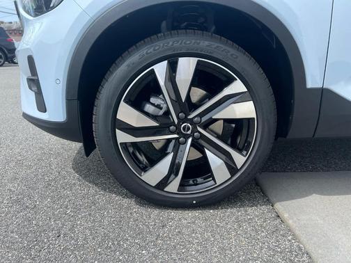 2025 Volvo XC40 B5 Ultra Bright Theme
