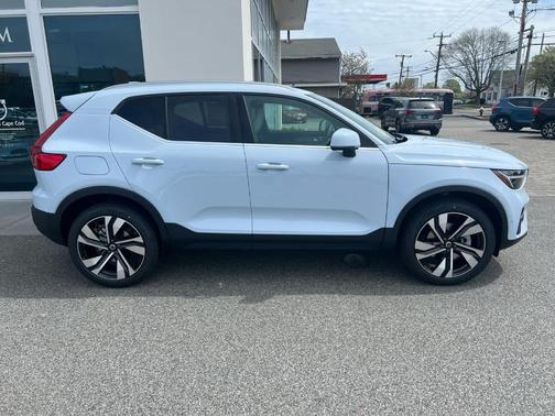 2025 Volvo XC40 B5 Ultra Bright Theme