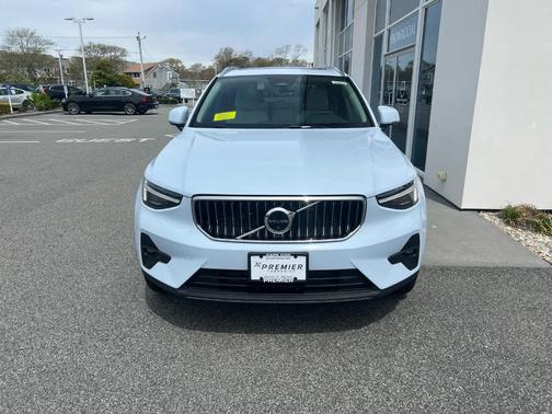 2025 Volvo XC40 B5 Ultra Bright Theme