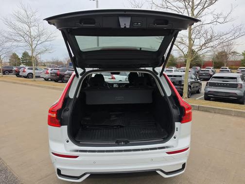 Crystal White Metallic 2023 Volvo XC60 B5 Plus Dark Theme