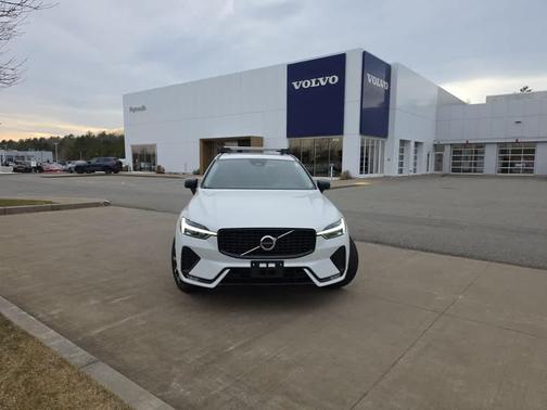 Crystal White Metallic 2023 Volvo XC60 B5 Plus Dark Theme