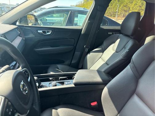 2023 Volvo XC60 B5 Plus Dark Theme