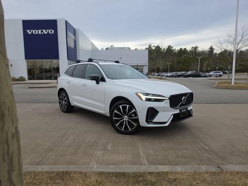 Crystal White Metallic 2023 Volvo XC60 B5 Plus Dark Theme