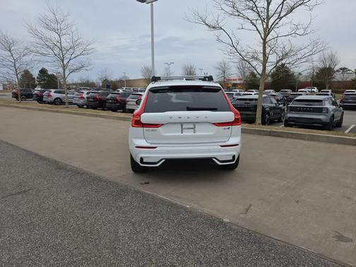 Crystal White Metallic 2023 Volvo XC60 B5 Plus Dark Theme