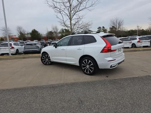Crystal White Metallic 2023 Volvo XC60 B5 Plus Dark Theme