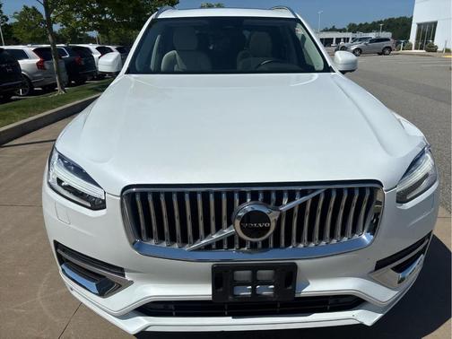 Crystal White Metallic 2023 Volvo XC90 B6 Plus 6-Seater