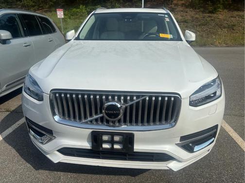Crystal White Metallic 2023 Volvo XC90 B6 Plus 6-Seater