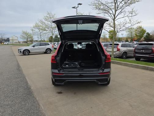Onyx Black Metallic 2026 Volvo XC60 B5 Ultra