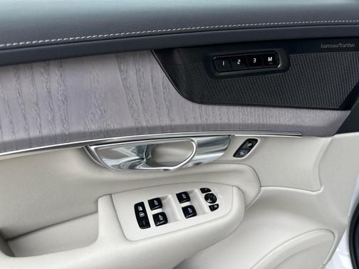 Crystal White Pearl 2026 Volvo XC90 B6 Ultra 7-Seater