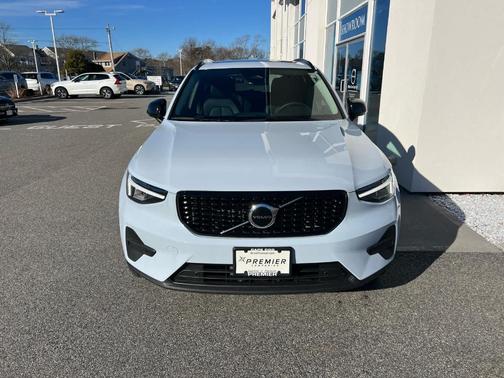 2026 Volvo XC40 B5 Core