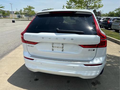 Crystal White Metallic 2023 Volvo XC60 B5 Core