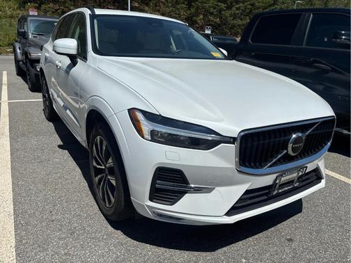 Crystal White Metallic 2023 Volvo XC60 B5 Core