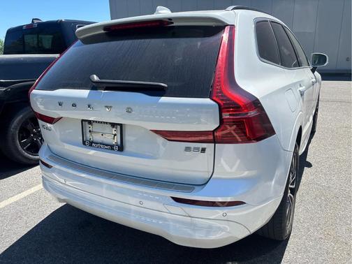 Crystal White Metallic 2023 Volvo XC60 B5 Core