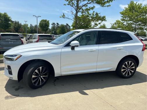 Crystal White Metallic 2023 Volvo XC60 B5 Core
