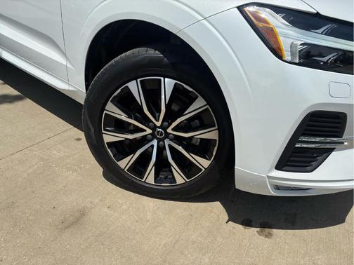 Crystal White Metallic 2023 Volvo XC60 B5 Core