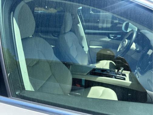 Crystal White Metallic 2023 Volvo XC60 B5 Core