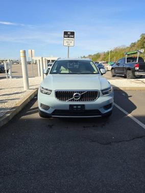Amazon Green / Blue 2019 Volvo XC40 T5 Momentum