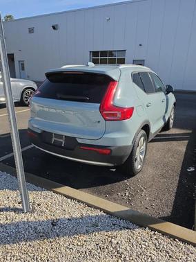 Amazon Green / Blue 2019 Volvo XC40 T5 Momentum