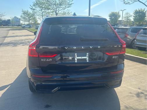 Onyx Black Metallic 2024 Volvo XC60 B5 Core Dark Theme