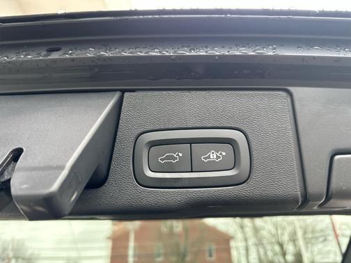 Onyx Black Metallic 2024 Volvo XC60 B5 Core Dark Theme