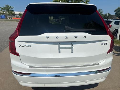 Crystal White Metallic 2024 Volvo XC90 B5 Core Bright Theme